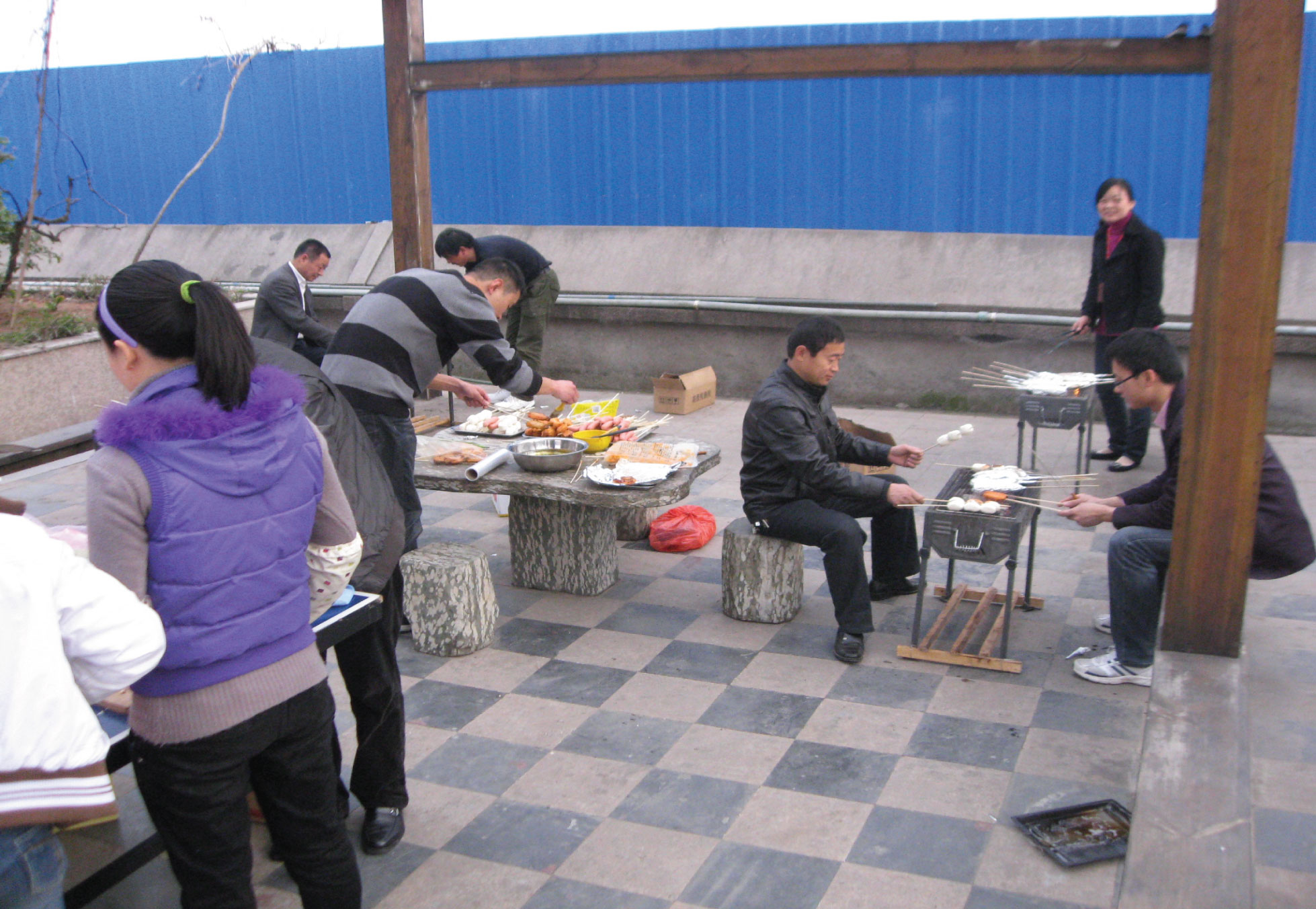 聚會(huì)開(kāi)始前，行政樓各位領(lǐng)導(dǎo)做精心的準(zhǔn)備